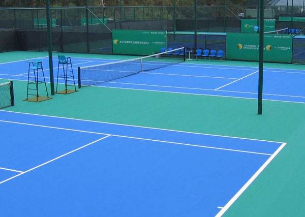 玉環(huán)市硅pu球場(chǎng)材料，這種材料不僅十分經(jīng)濟(jì)，而且還很環(huán)保，不僅受到管理方的喜歡，也受到了廣大運(yùn)動(dòng)愛(ài)好者的好評(píng)。那在日常管理過(guò)程中應(yīng)該如何保養(yǎng)和維護(hù)硅pu球場(chǎng)呢？